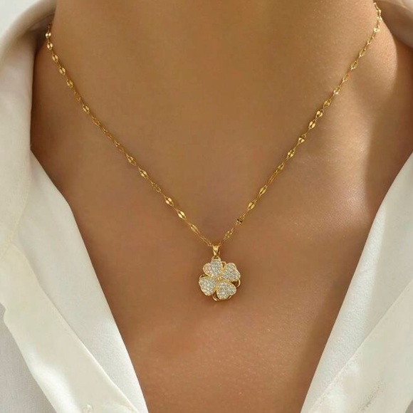 Elegant Gold Flower Pendant Necklace - Picture 2 of 4